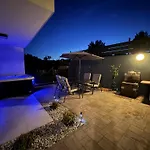 New Luxury Air-Conditioned Apartment, With Jacuzzi, Free Parking And Gardens