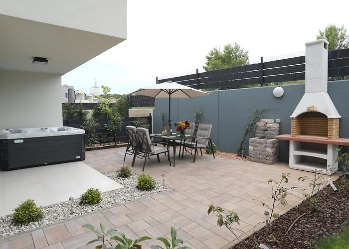New Luxury Air-Conditioned Apartment, With Jacuzzi, Free Parking And Gardens