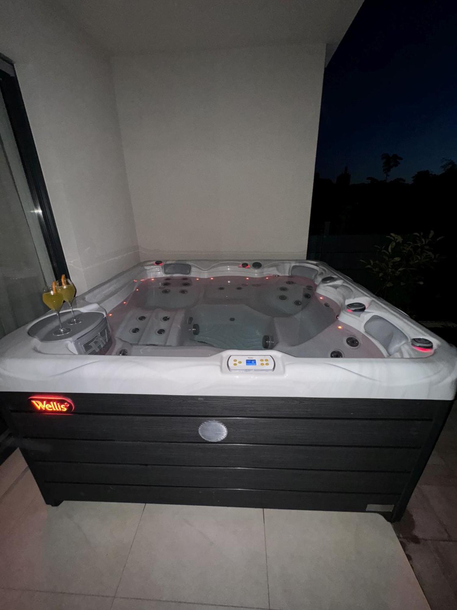 New Luxury Air-conditioned Apartment, With Jacuzzi, Free Parking And Gardens Pula
