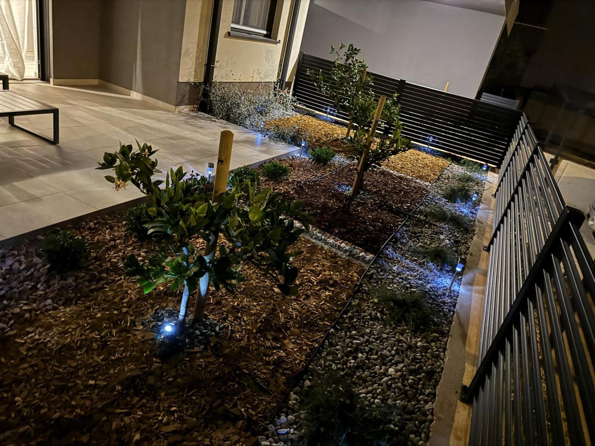 Apartmán New Luxury Air-conditioned Apartment, With Jacuzzi, Free Parking And Gardens *