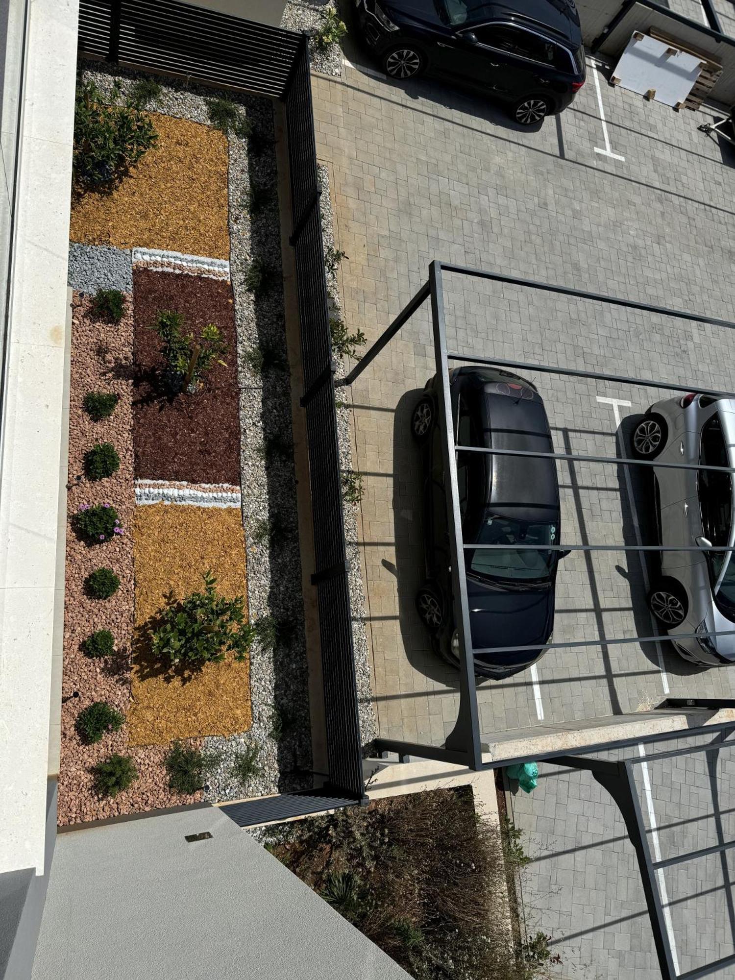 Apartmán New Luxury Air-conditioned Apartment, With Jacuzzi, Free Parking And Gardens