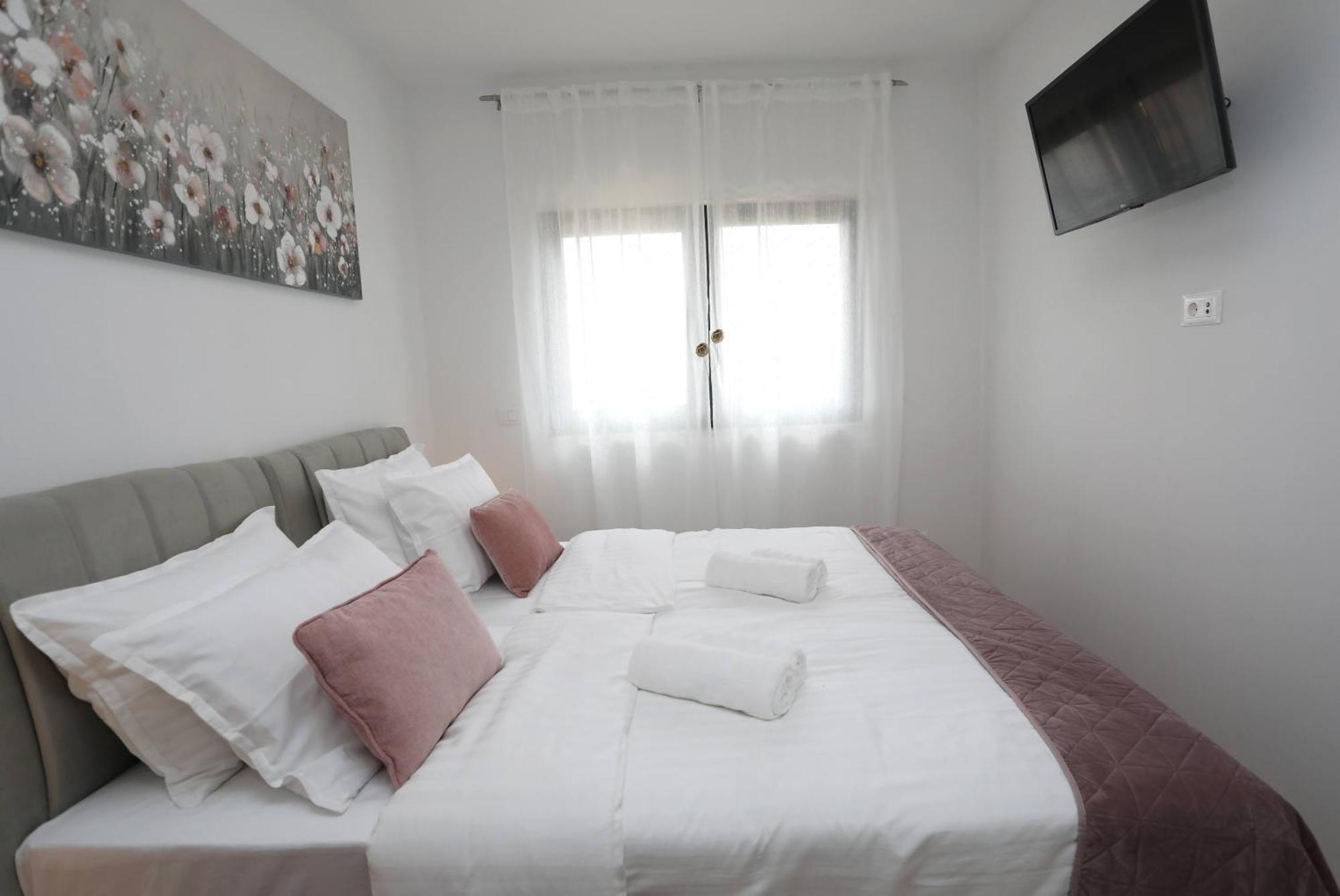 New Luxury Air-conditioned Apartment, With Jacuzzi, Free Parking And Gardens Apartmán Pula
