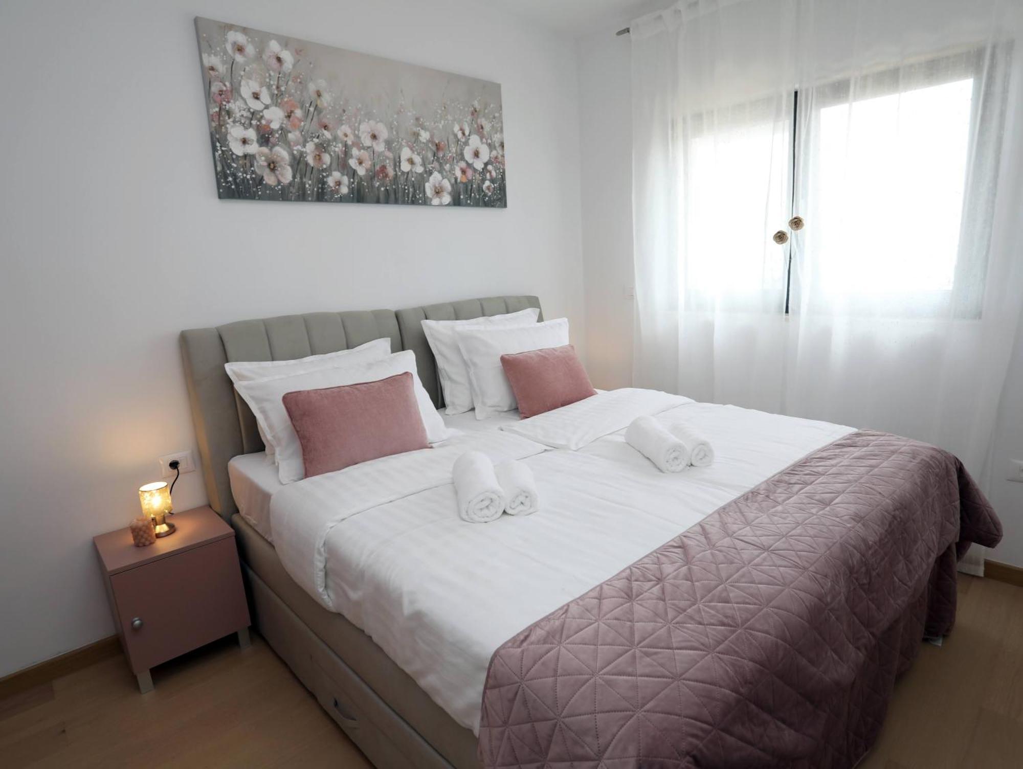 Apartmán New Luxury Air-conditioned Apartment, With Jacuzzi, Free Parking And Gardens