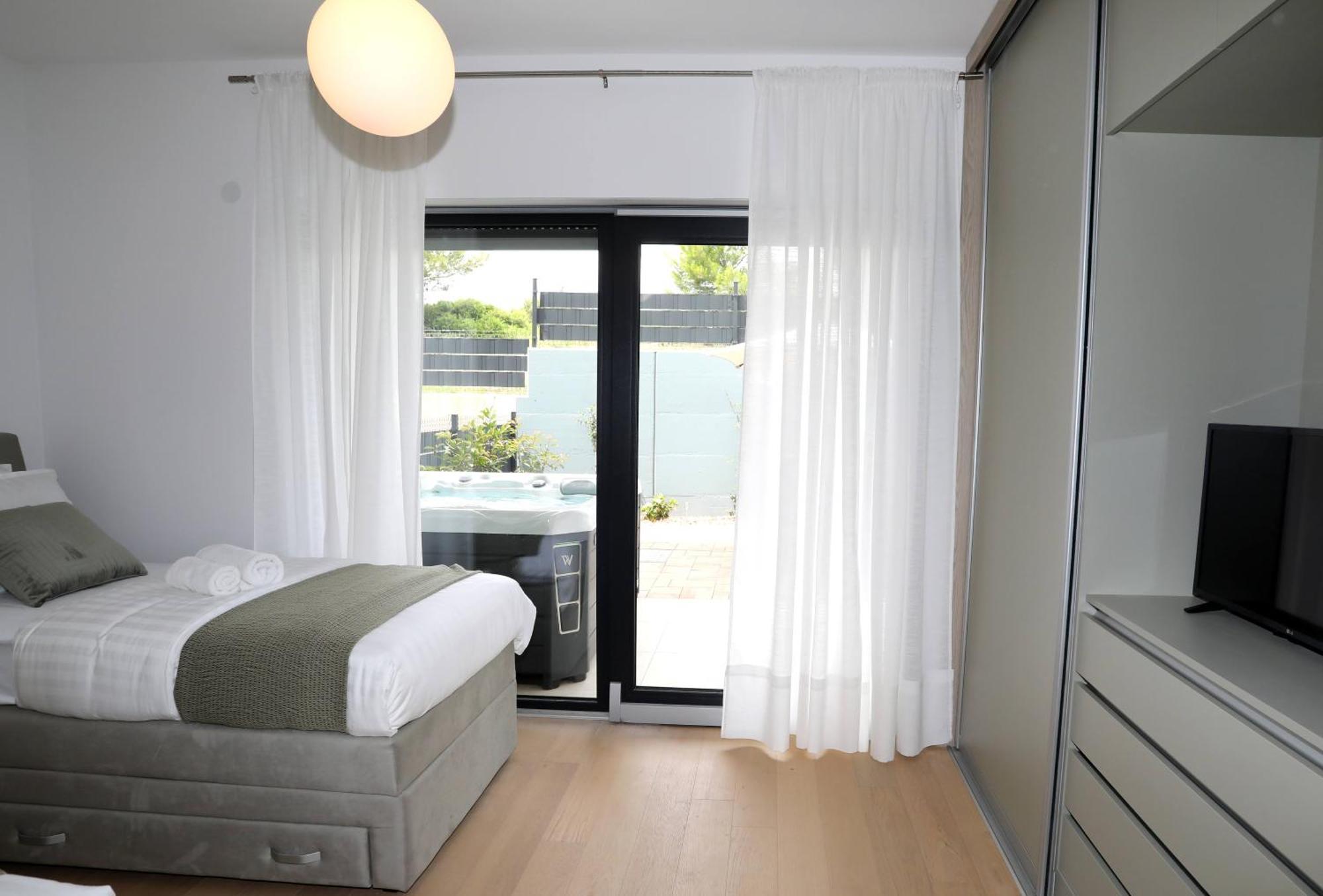 Apartmán New Luxury Air-conditioned Apartment, With Jacuzzi, Free Parking And Gardens *