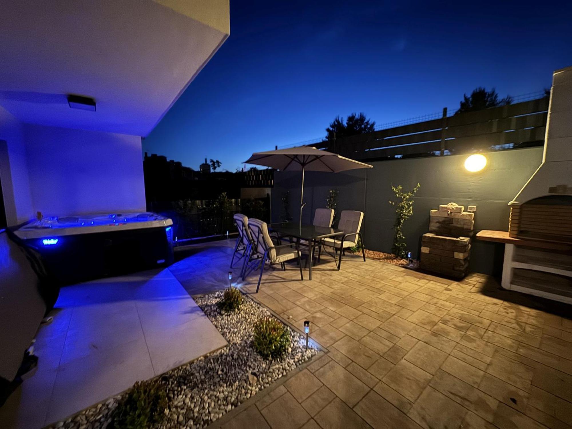 New Luxury Air-conditioned Apartment, With Jacuzzi, Free Parking And Gardens Apartmán *
