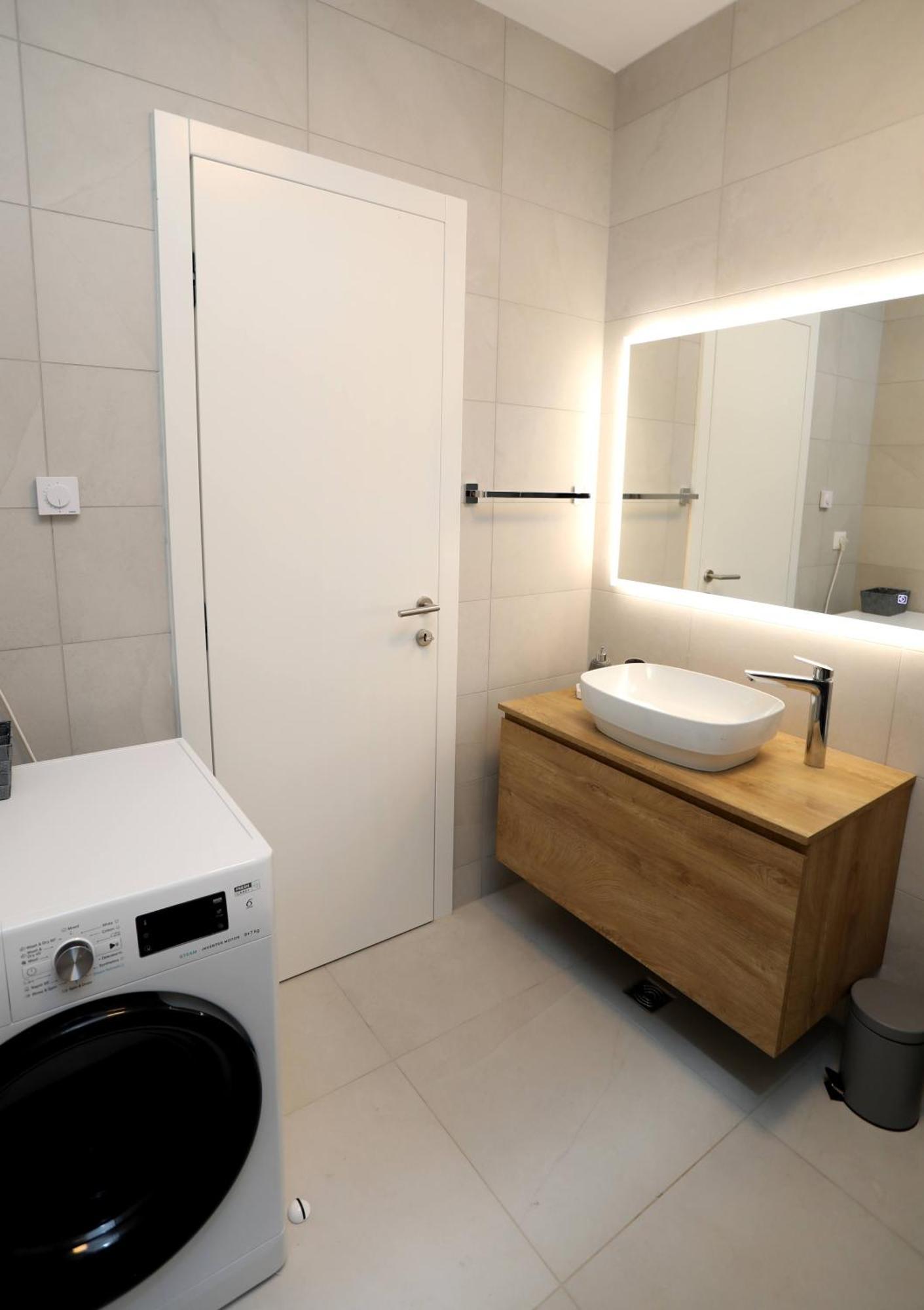 New Luxury Air-conditioned Apartment, With Jacuzzi, Free Parking And Gardens *