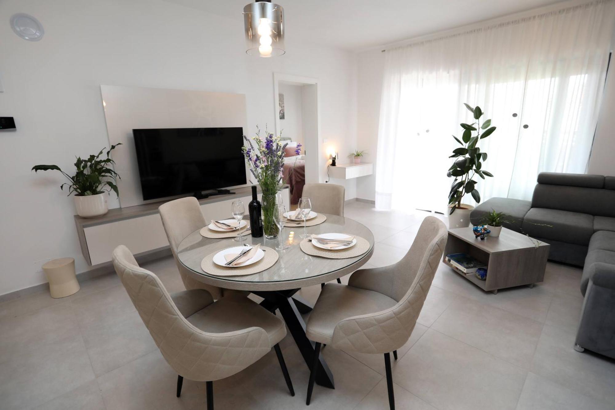New Luxury Air-conditioned Apartment, With Jacuzzi, Free Parking And Gardens
