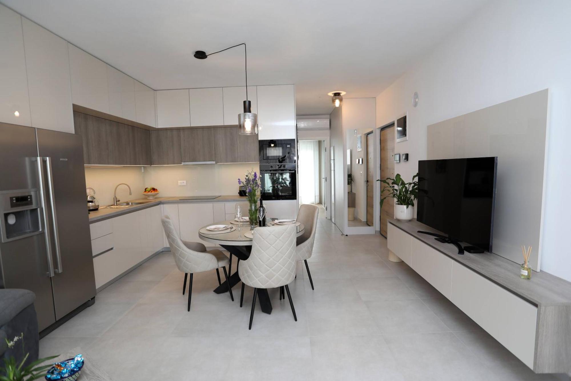 Apartmán New Luxury Air-conditioned Apartment, With Jacuzzi, Free Parking And Gardens *