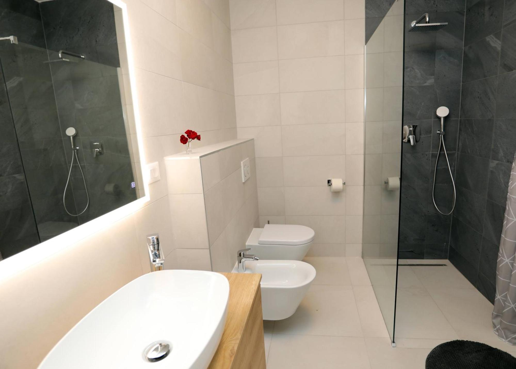 New Luxury Air-conditioned Apartment, With Jacuzzi, Free Parking And Gardens Apartmán Pula
