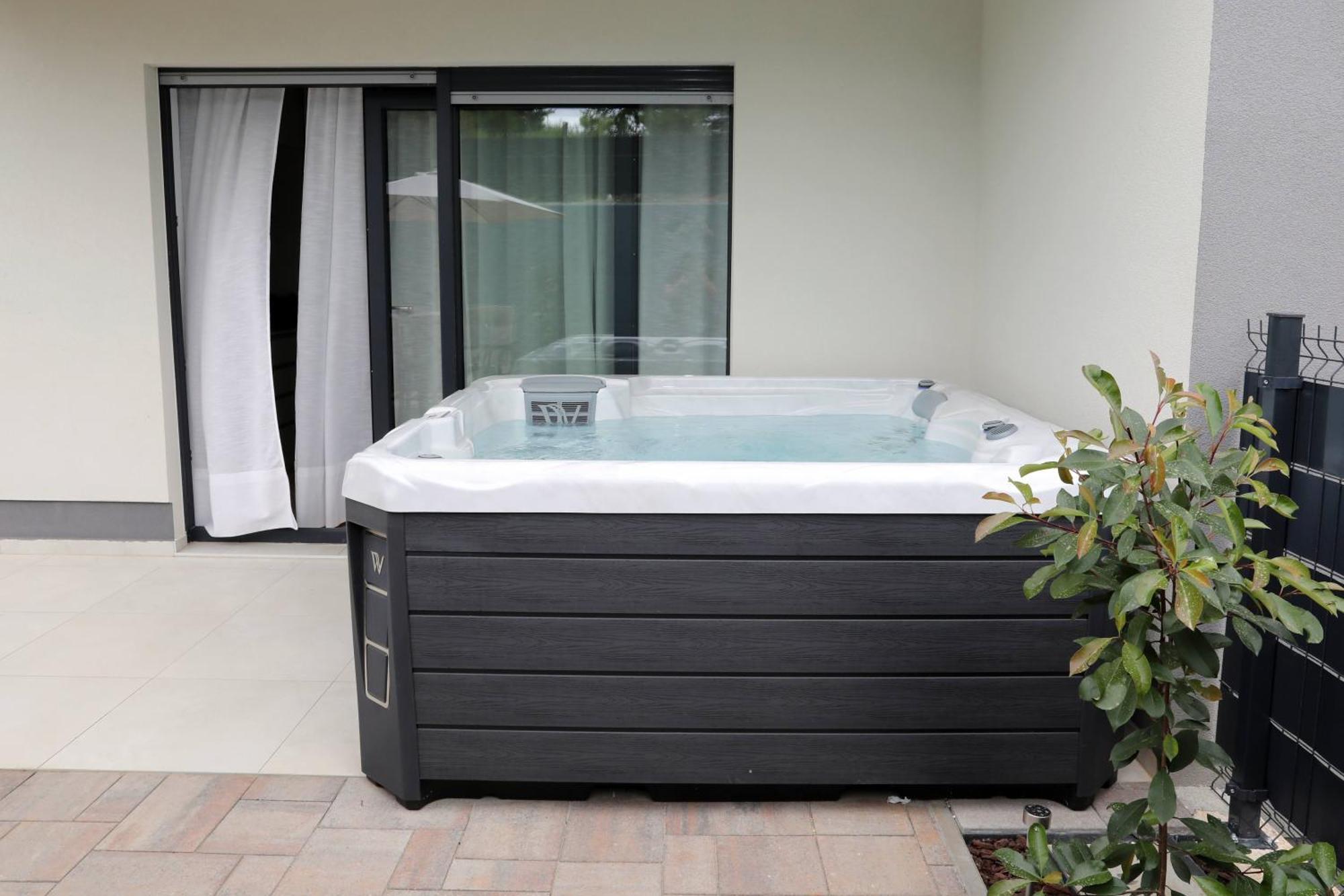 Apartmán New Luxury Air-conditioned Apartment, With Jacuzzi, Free Parking And Gardens *