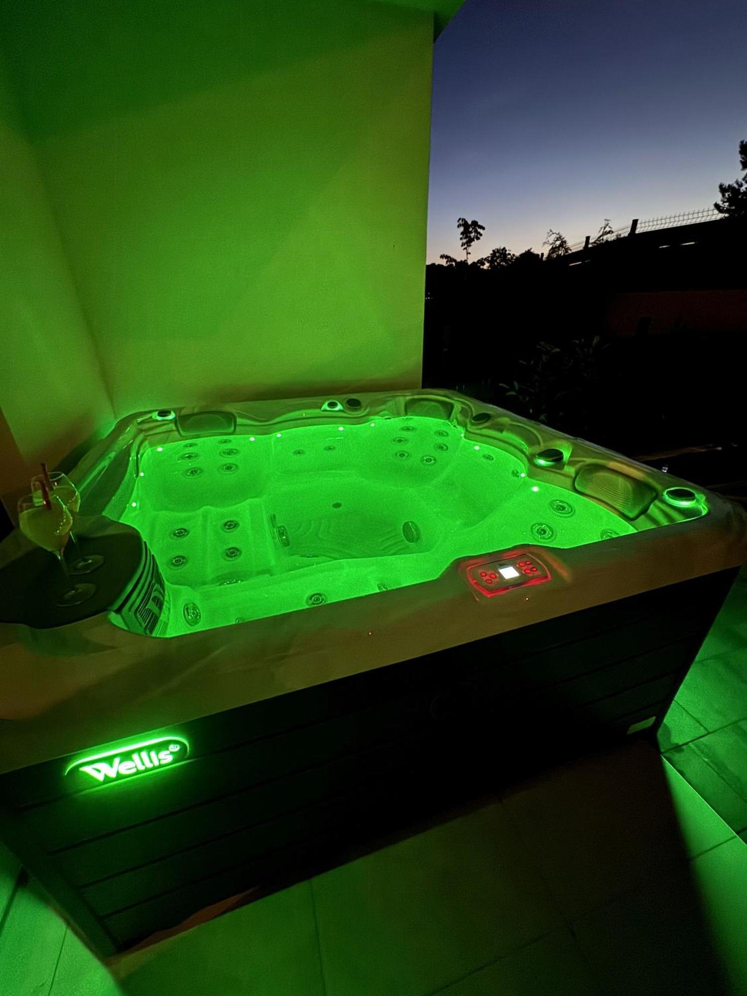 New Luxury Air-conditioned Apartment, With Jacuzzi, Free Parking And Gardens *