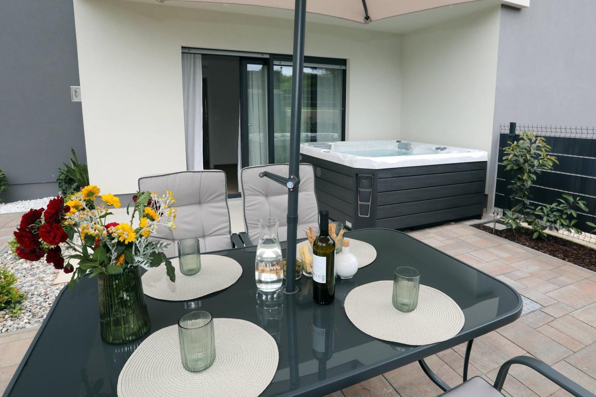 Apartmán New Luxury Air-conditioned Apartment, With Jacuzzi, Free Parking And Gardens *