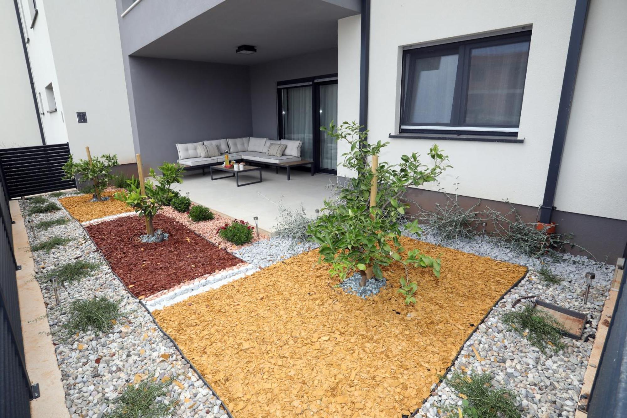 New Luxury Air-conditioned Apartment, With Jacuzzi, Free Parking And Gardens Apartmán *