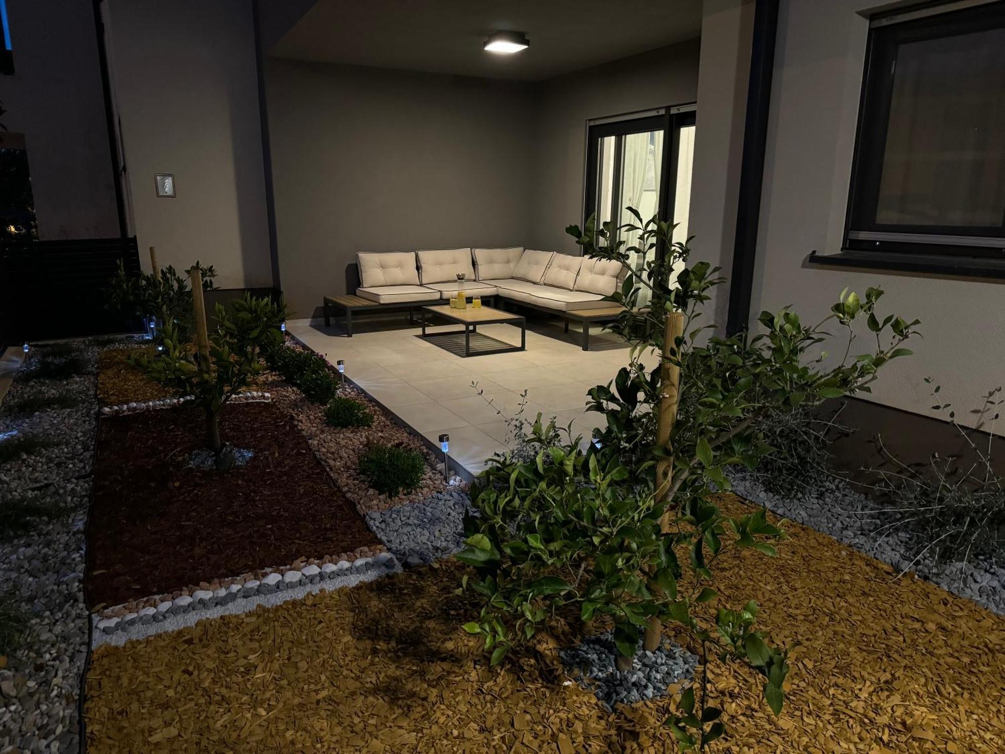 New Luxury Air-conditioned Apartment, With Jacuzzi, Free Parking And Gardens *