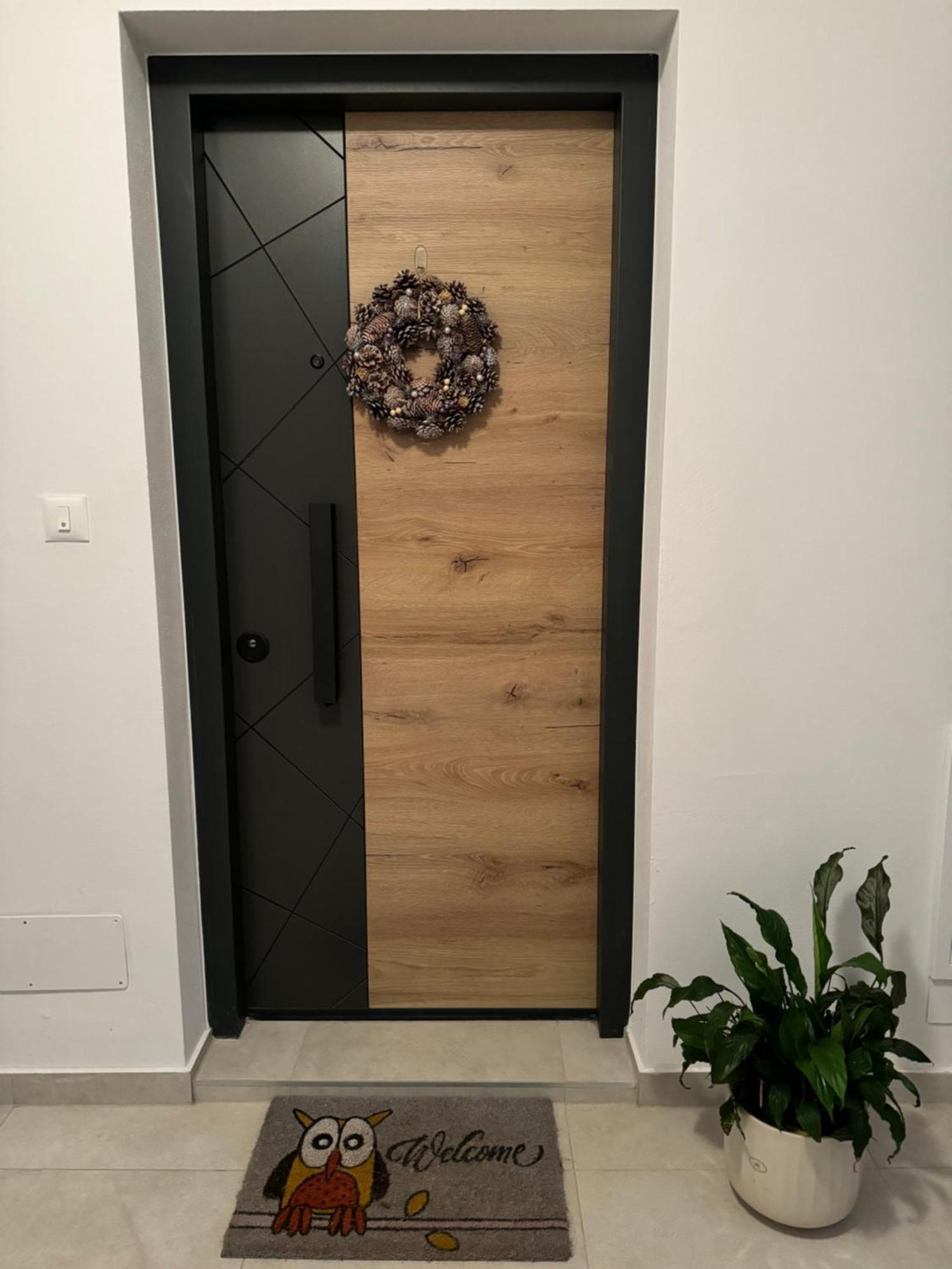 New Luxury Air-conditioned Apartment, With Jacuzzi, Free Parking And Gardens Apartmán